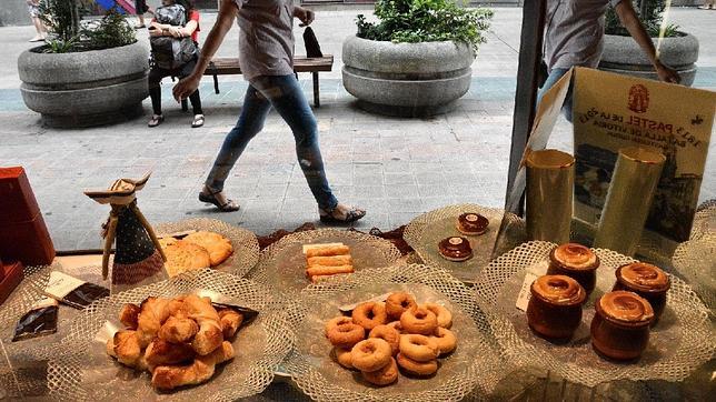 La calle Diputación desde el escaparate de la pastelería Luis López de Sosoaga