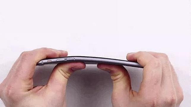 Apple: los casos de iPhone 6 Plus doblados son «extremadamente raros»