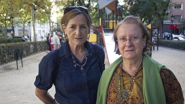 Mercedes Sanz de Garnica (der.) e Isabel Merchan, voluntarias del Centro Educacional del Menor en la Plaza del Conde del Valle Suchil en Madrid