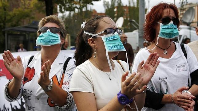 Madrid recurre a enfermeros en paro por el miedo al ébola de la plantilla de La Paz