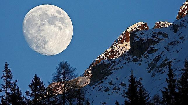 La frase «Hay un gallego en la luna» forma parte de una famosa canción