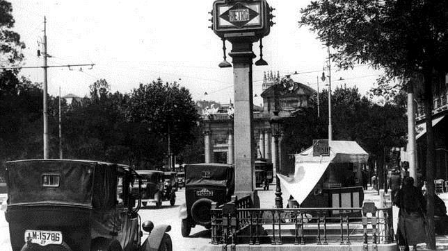 Una boca de Metro en la calle Alcalá en 1933