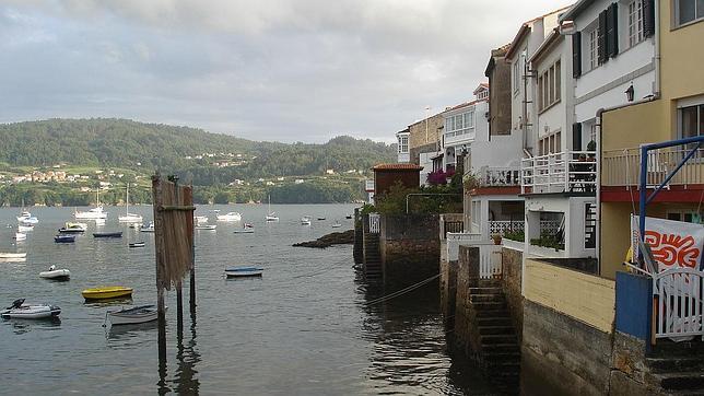 Casas junto a la ría de Ares