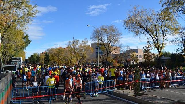 Los corredores calientan en la salida de la media maratón de Moratalaz