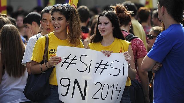 Finalmente, hubo urnas y papeletas en Cataluña, aunque fuera una «farsa». El Gobierno estuvo prácticamente ausente ese día