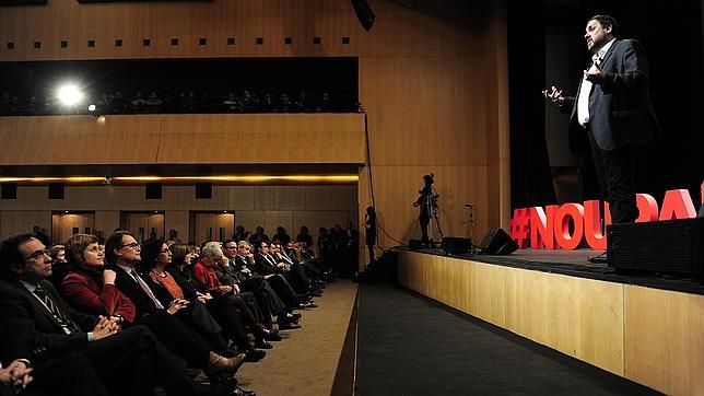 Artur Mas (CiU) sigue atentamente el discurso de Oriol Junqueras (ERC)