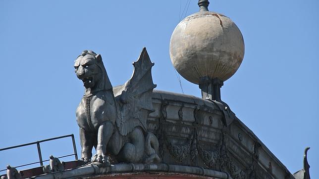 La esfinge que se asienta sobre el tejado de la antigua estación de Atocha, en la Plaza de Carlos V