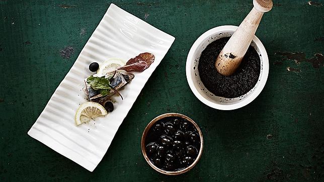 Caballa escabechada en té negro al limón y paté de aceitunas negras