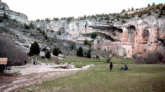 La ermita de San Bartolomé, al final de este tramo del Cañón del Río Lonos