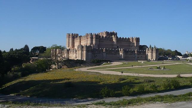 El castillo de Coca rodeado de bosque