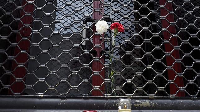 Flores a la puerta de la hamburguesería donde una joven fue tiroteada