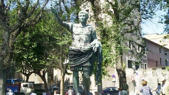 Escultura de Octavio Augusto junto a las Termas Romanas