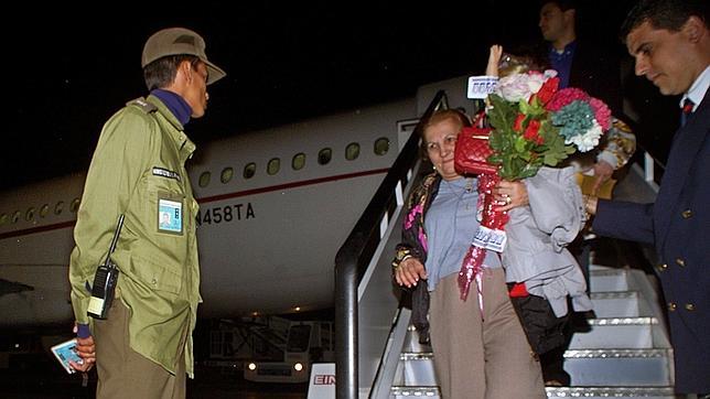 Pasajeros del primer vuelo directo, a su llegada a La Habana