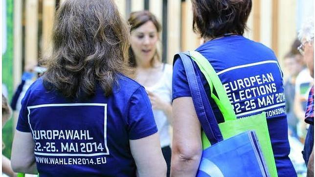 Voluntarias informando sobre las elecciones europeas de mayo de 2014