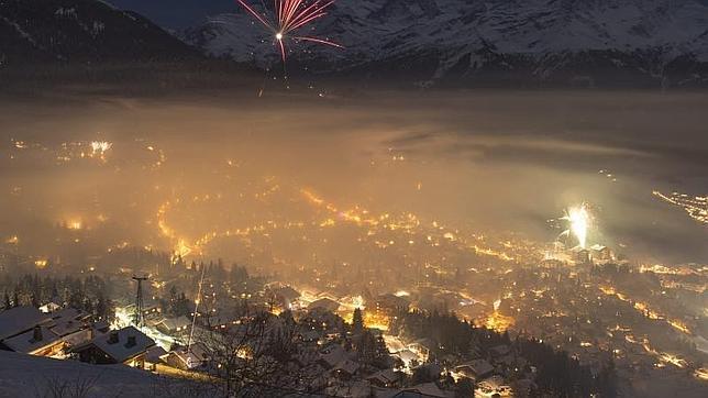 Un espectáculo de fuegos artificiales el 1 de enero sobre la localidad suiza de Verbier