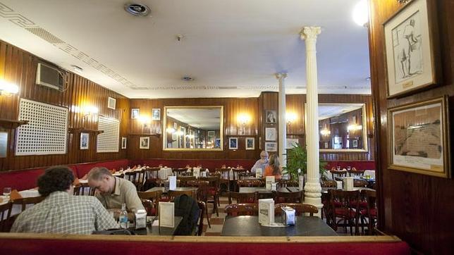 El interior del centenario Café Gijón