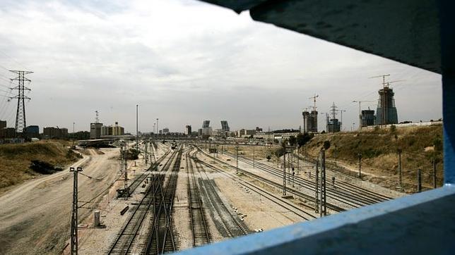 Los terrenos de la estación de Chamartín, por donde transcurrirá la prolongación de la Castellana