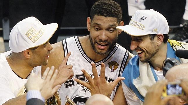 Duncan celebra su quinto anillo con los Spurs