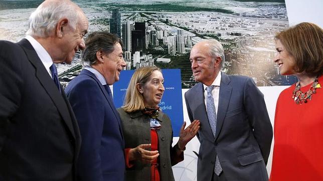 La ministra de Fomento charla con el presidente de Adif, el presidente del BBVA, el líder regional y la alcaldesa