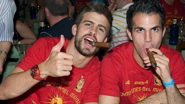 Cesc junto a su compañero Piqué