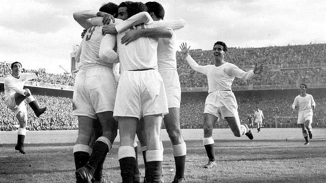 Los jugadores merengues hacen piña tras marcar un gol en un Real Madrid 5 Barcelona 0 disputado en el Bernabéu en 1953