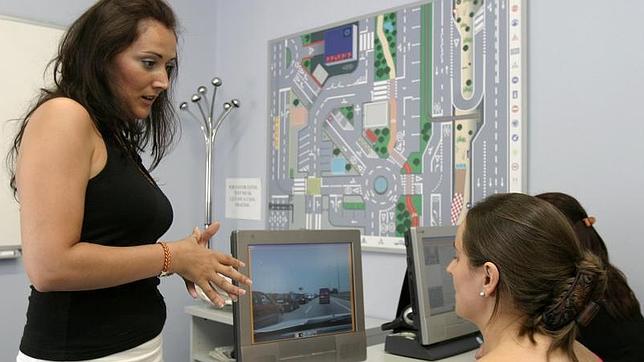 Dos alumnas practican con el simulador de la autoescuela