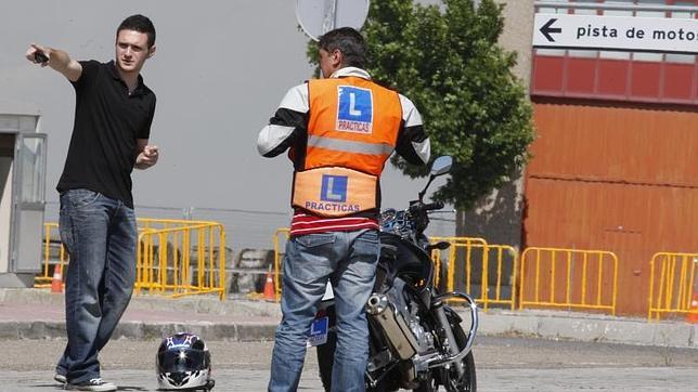 Un motorista en el circuito de prácticas