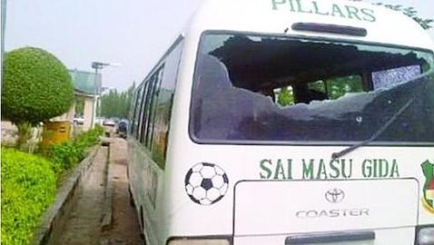 El autobús en el que viajaba la plantilla del campeón nigeriano