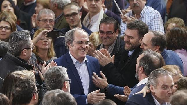 El candidato del PSOE a la Comunidad, Ángel Gabilondo, arropado por los socialistas en un acto de precampaña