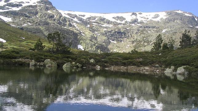 La laguna de Peñalara aún no nieve en las cumbres de la montaña de fondo