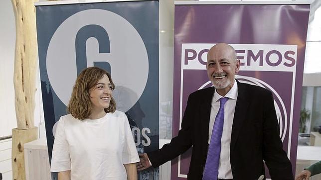 El secretario general de Podemos en Madrid, Jesús Montero, y la portavoz de Ganemos en la capital, Celia Mayer