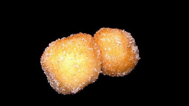 Dos buñuelos de la confitería segoviana