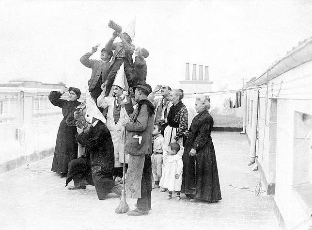 Madrid, 29/8/1905. Curiosos, algunos disfrazados, en una terraza observando el eclipse de sol que se produjo en la capital de España 