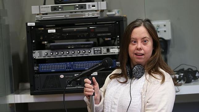 Doce jóvenes con discapacidad intelectual, entre ellos Nuria García, participan en el primer programa radial transmitido por una emisora comercial a nivel nacional