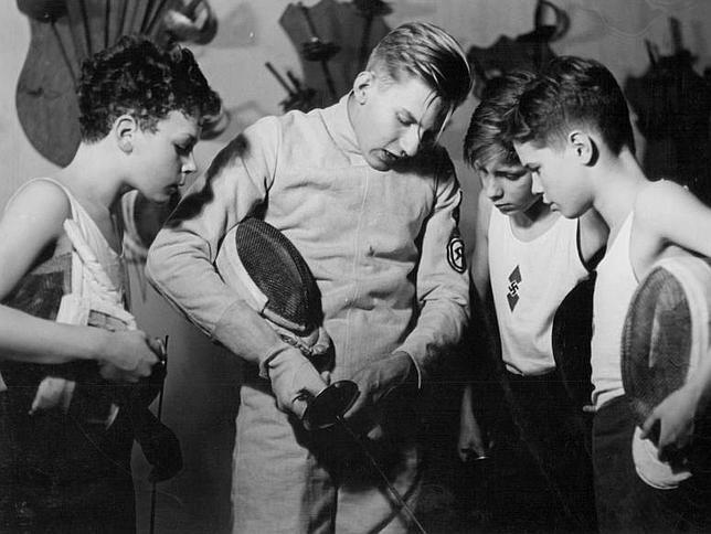 Alemania, 1944. Un instructor dando explicaciones a algunos de sus alumnos de una escuela de esgrima de las Juventudes Hitlerianas