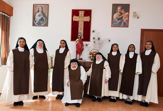 Fernando Torres, De Gea y Julio Iglesias, con las monjas de Almodóvar