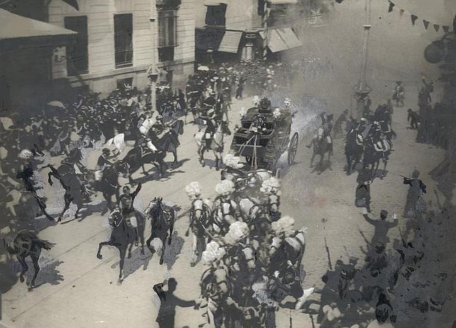 Madrid, 31/5/1906. Histórica foto del atentado cometido por el anarquista Mateo Morral contra los Reyes de España, en la calle Mayor. La histórica fotografía publicada en exclusiva por ABC, constituyó un enorme éxito informativo, del que entonces se dijo fue «el más grande que se conoce en los anales de la prensa universal»