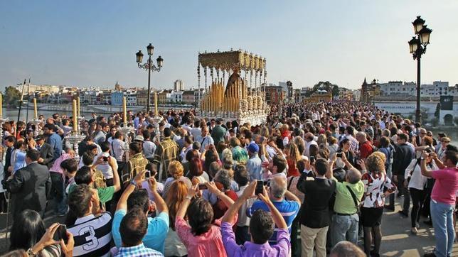 El Cachorro Nuestra Madre y Señora del Patrocinio, por el Puente de Triana