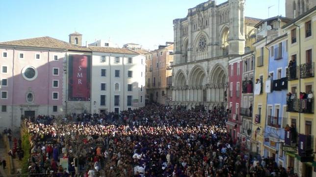 Procesión del Camino del Calvario, junto a la catedral de Cuenca