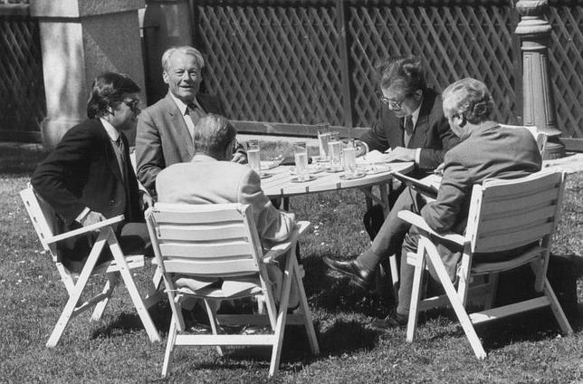 Madrid, 8/4/1984. Reunión informal en los jardines de La Moncloa de Willy Brandt y Bruno Kreisky con el presidente del gobierno Felipe González