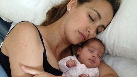 Primera siesta de Vega con su mamá en una cama tras pasar de la UCI a planta