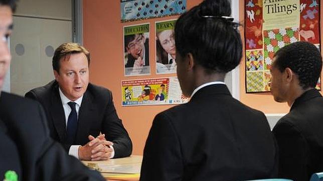 David Cameron, en 2011, charlando con los alumnos de un instituto de Manchester