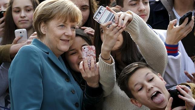 Angela Merkel durante la visita a un instituto en Berlín el pasado 31 de marzo