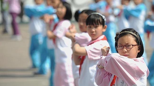 Estudiantes chinos practicando ejercicios de defensa personal es una escuela de Pekín