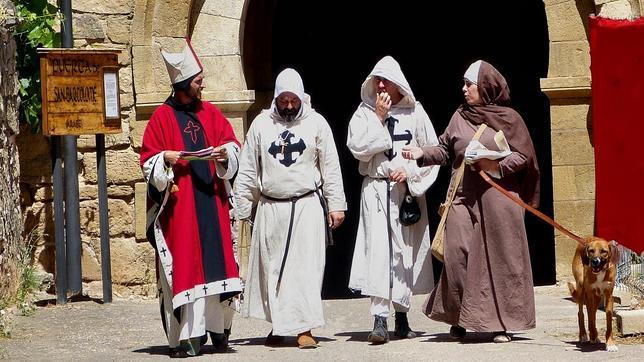 Recreación de una boda medieval en la Puerta de San Bartolomé de Cañete