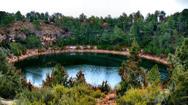 Laguna del Tejo. Debe su nombre a los árboles que la rodean. 150 m. de diámetro y 30 m. de profundidad.