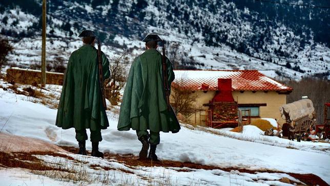 Trampantojo de una pareja de la Guardia Civil en el «Paisaje Ilustrado» de Valdemeca