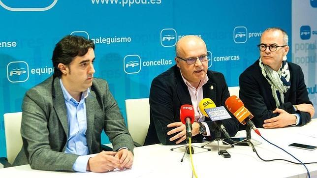 Manuel Baltar (c), junto a Jesús Vázquez y a Jorge Pumar