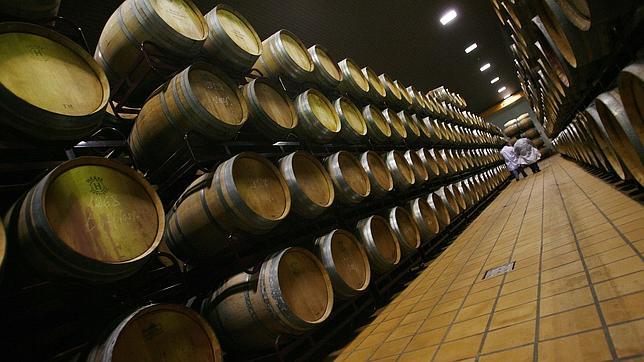 Sala de barricas de Bodegas Navarro López, en Valdepeñas