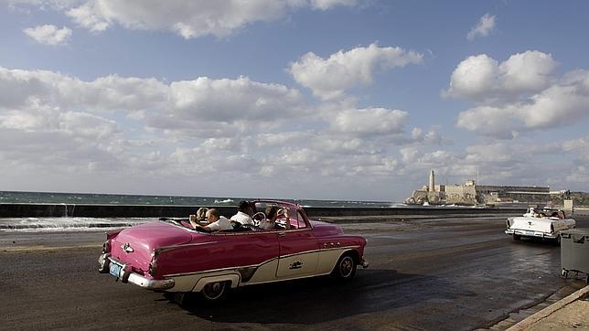 Coches clásicos en el malecón de La Habana